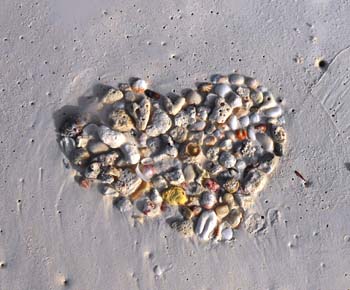 coeur sur la plage
